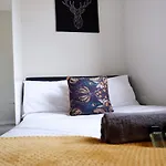 Comfortable 4-Bed House With 3 Bathrooms, Free Parking!