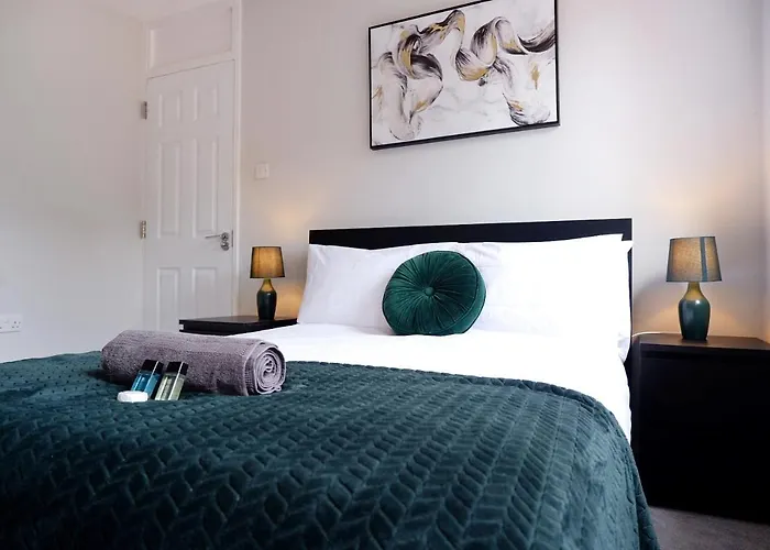 Comfortable 4-Bed House With 3 Bathrooms, Free Parking!